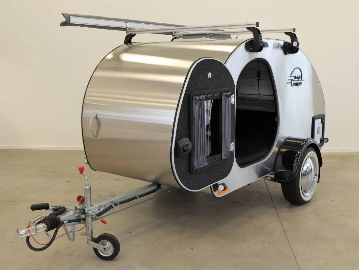 1-steeldrop-lifestyle-camper-lifestylecamper-teardrop-caravan-kleiner-mini-wohnwagen-camping-adventure_1200x900px.jpg