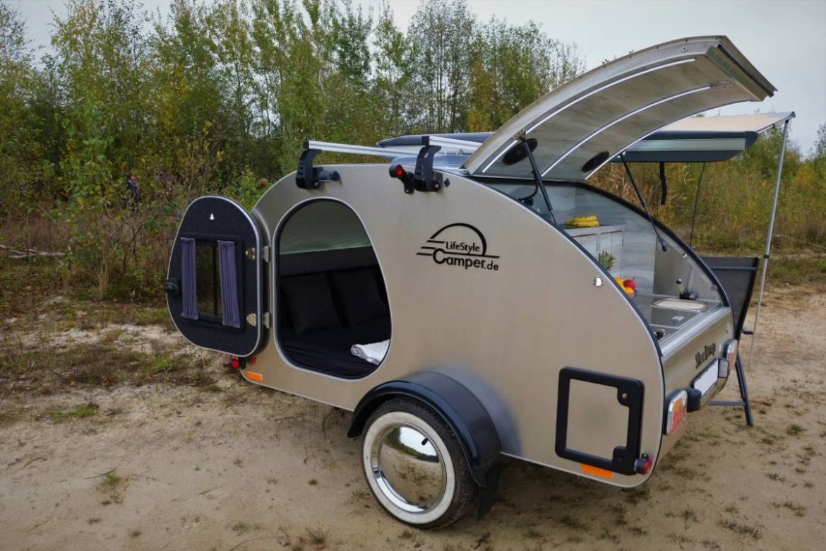 3-steeldrop-lifestyle-camper-lifestylecamper-teardrop-caravan-kleiner-mini-wohnwagen-camping-adventure_1200x800px.jpg
