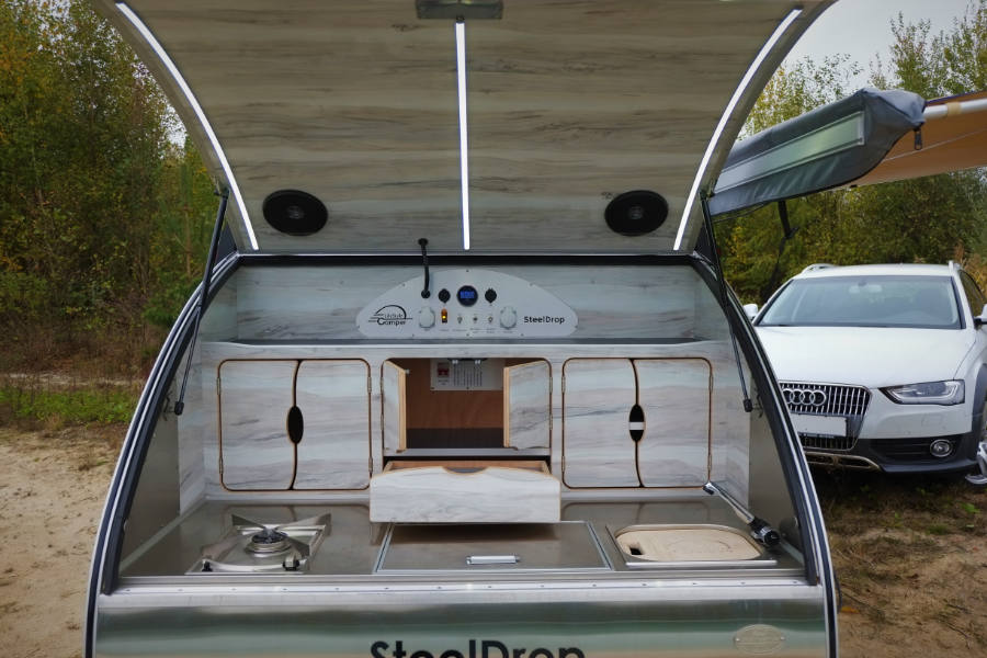 8-steeldrop-lifestyle-camper-lifestylecamper-teardrop-caravan-kleiner-mini-wohnwagen-camping-adventure_900x600px.jpg